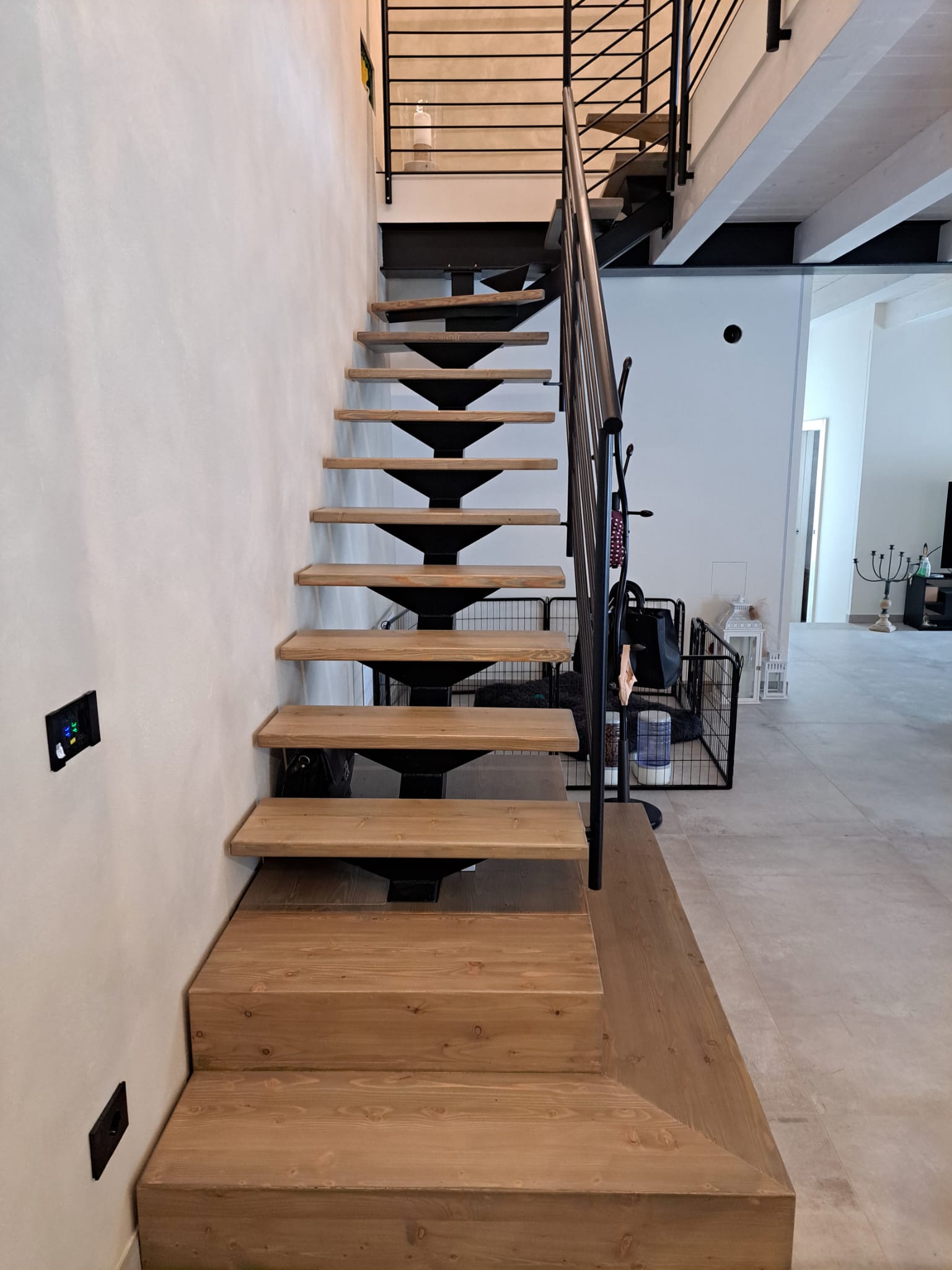 Scala di design con corrimano in metallo